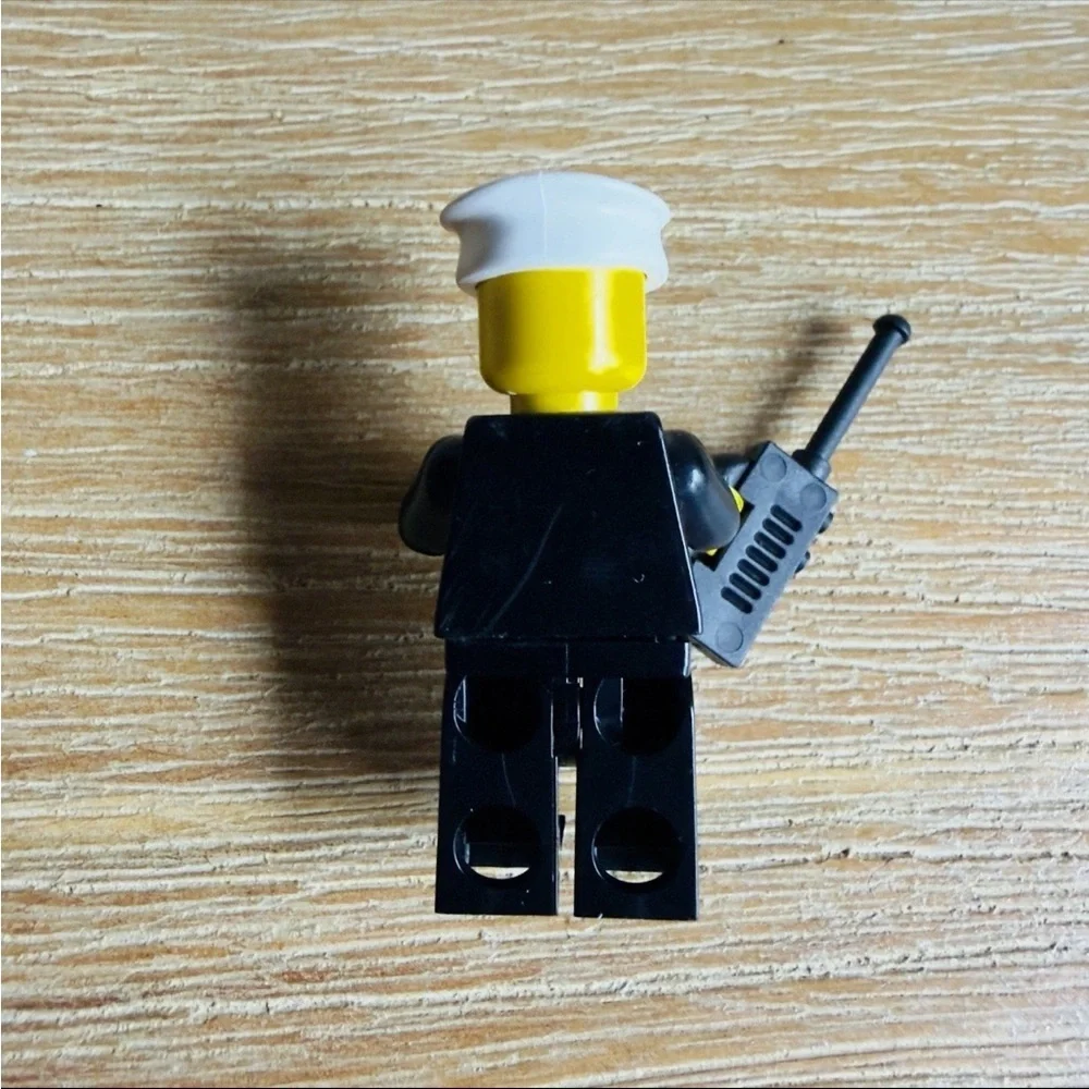 Vintage LEGO Minifigure Policeman Classic Town Police Station Chief Officers - Picture 5 of 7
